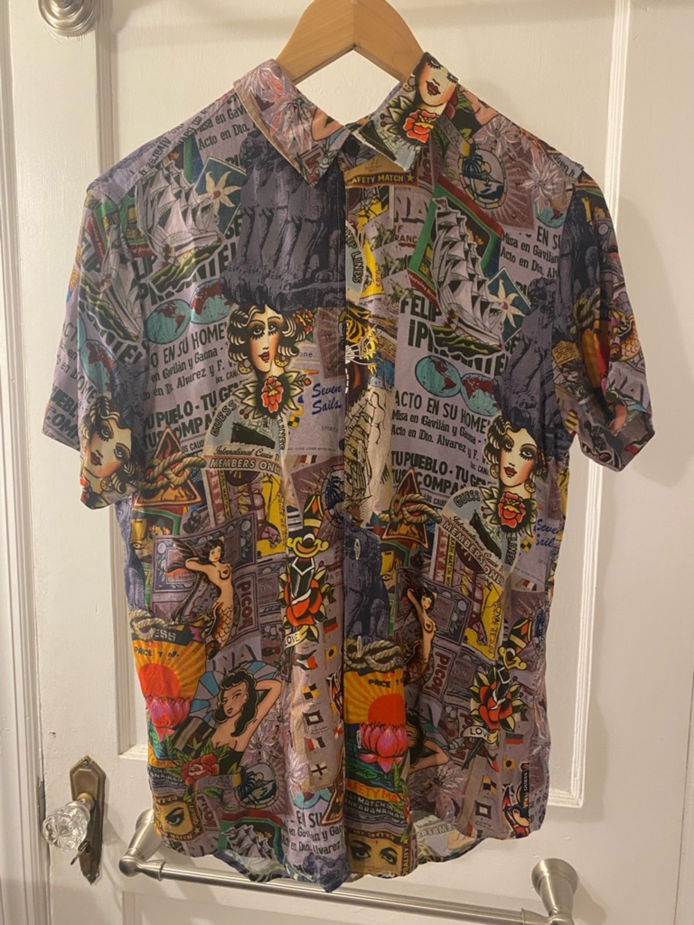GUESS Men’s Slim Fit Tattoo Printed Hawaiian  Button Down (M)